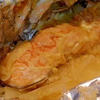 鮭と新玉葱の味噌マヨチーズホイル焼き